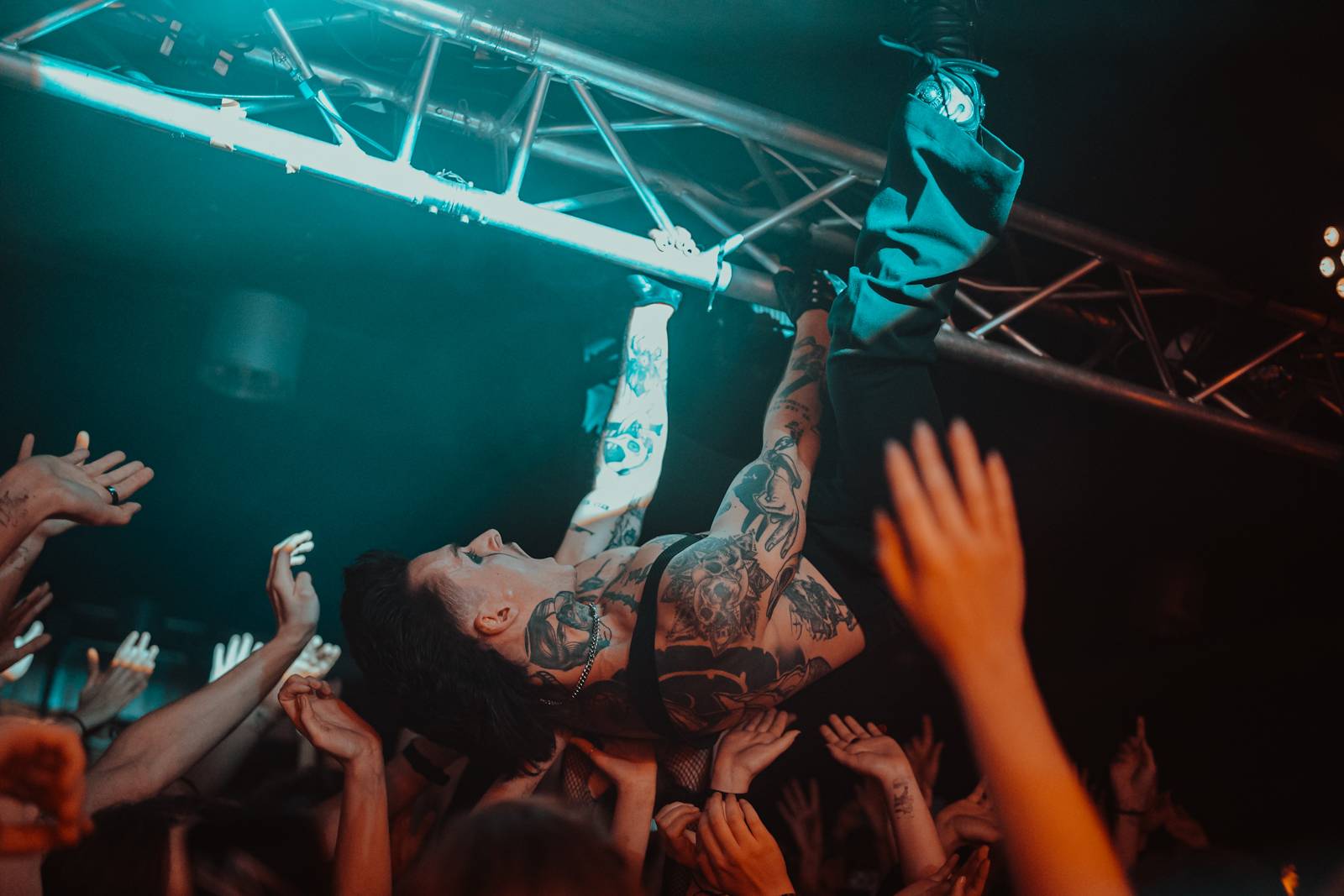 Oslava narozenin Rock Café byla pořádnou divočinou, klubu blahopřáli The Hara a .themayrevolution