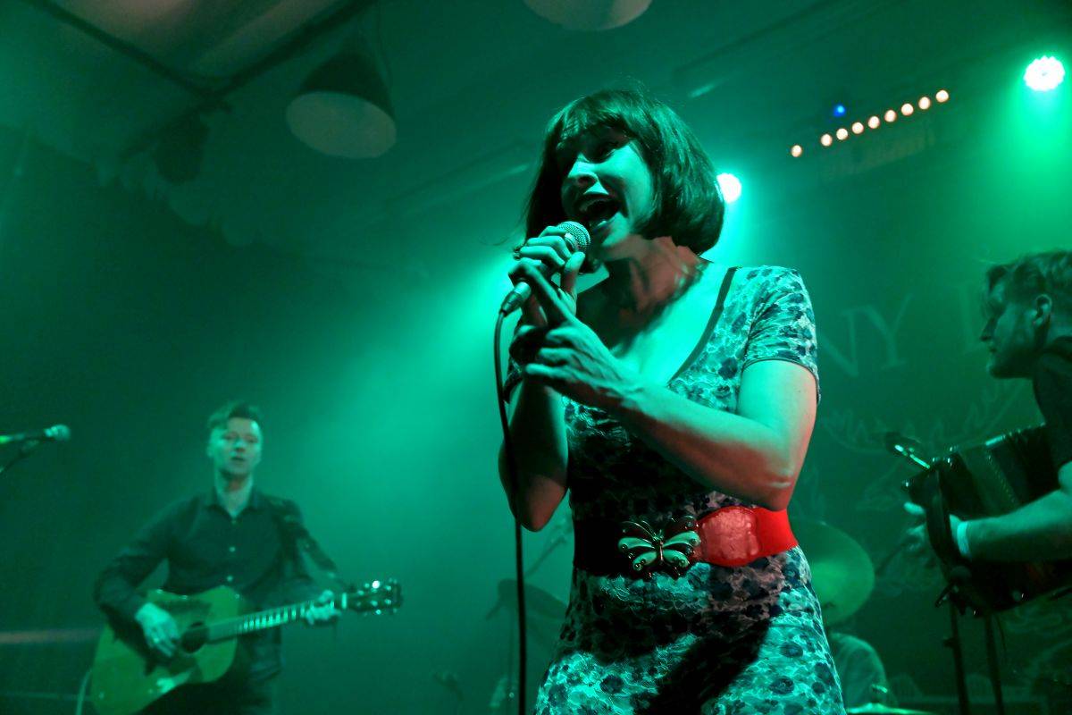 Karlínské Kasárny zažili pravý irský mejdan se Skinny Lister