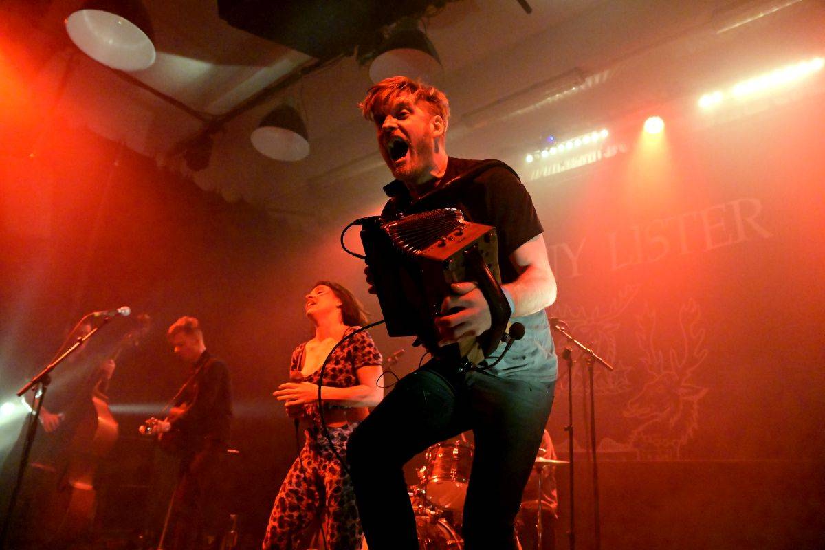 Karlínské Kasárny zažili pravý irský mejdan se Skinny Lister
