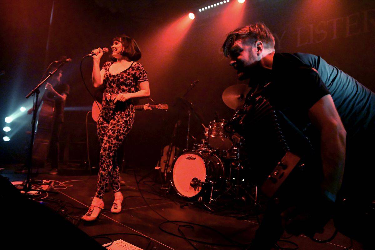 Karlínské Kasárny zažili pravý irský mejdan se Skinny Lister