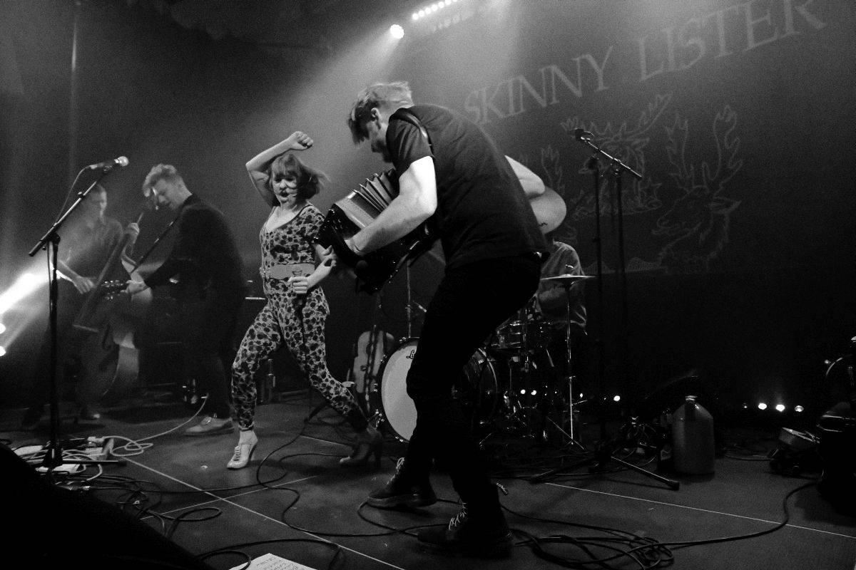 Karlínské Kasárny zažili pravý irský mejdan se Skinny Lister