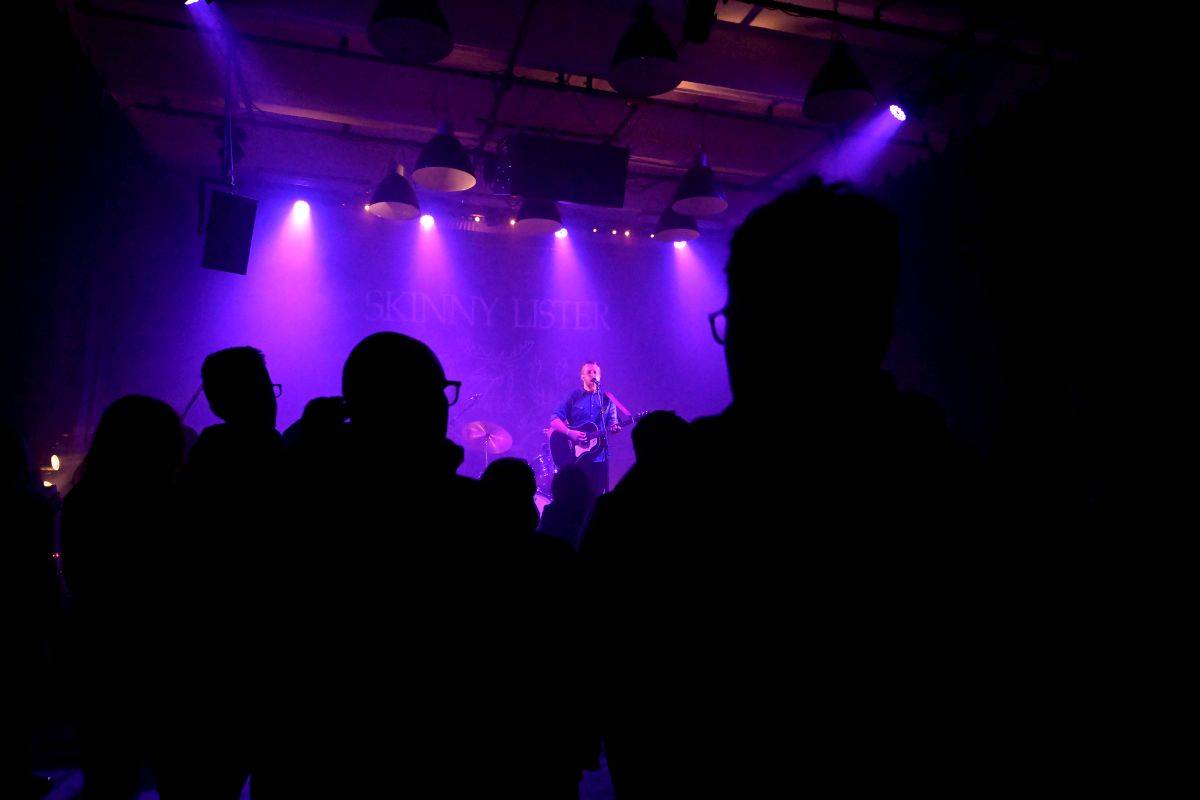 Karlínské Kasárny zažili pravý irský mejdan se Skinny Lister