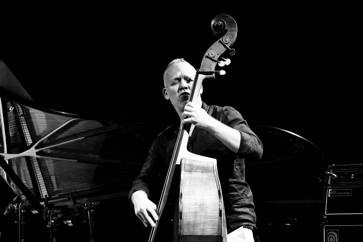 Přátelství, mír a harmonie. Avishai Cohen a Makoto Ozone zahráli v pražském Divadle Hybernia
