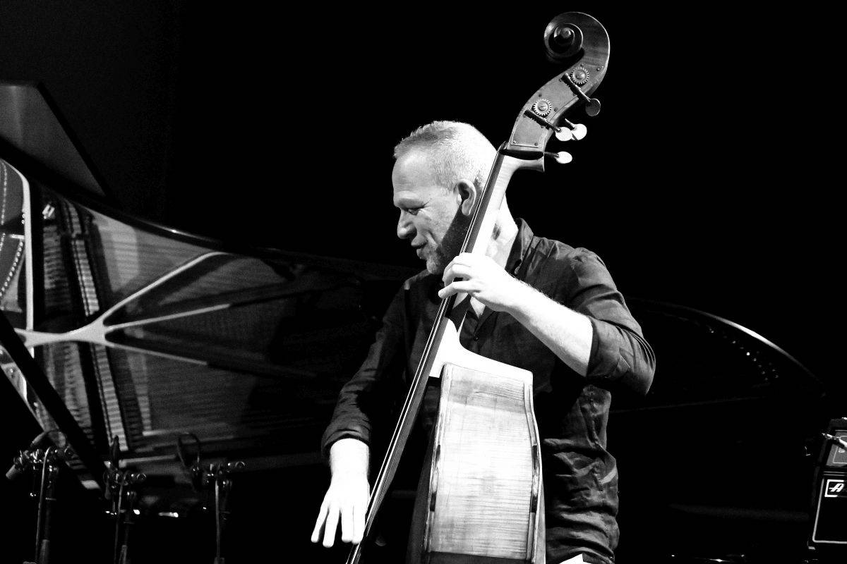 Přátelství, mír a harmonie. Avishai Cohen a Makoto Ozone zahráli v pražském Divadle Hybernia