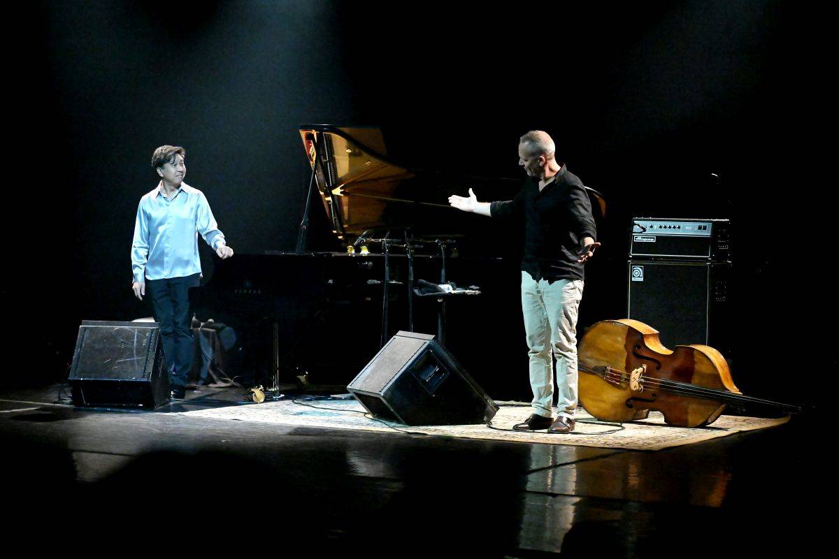 Přátelství, mír a harmonie. Avishai Cohen a Makoto Ozone zahráli v pražském Divadle Hybernia