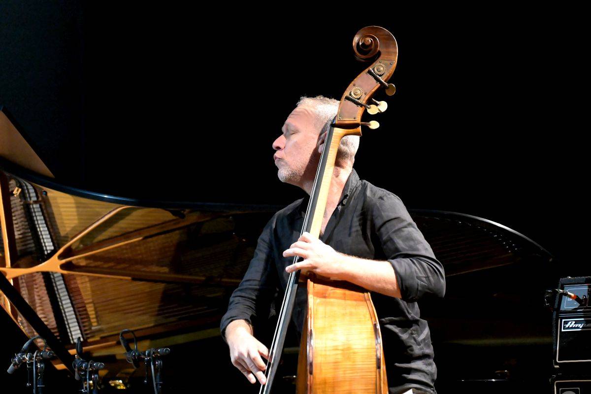 Přátelství, mír a harmonie. Avishai Cohen a Makoto Ozone zahráli v pražském Divadle Hybernia