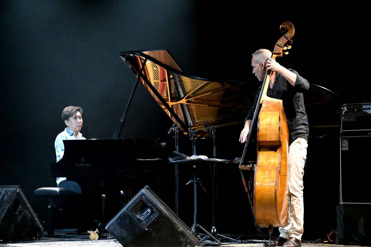 Přátelství, mír a harmonie. Avishai Cohen a Makoto Ozone zahráli v pražském Divadle Hybernia