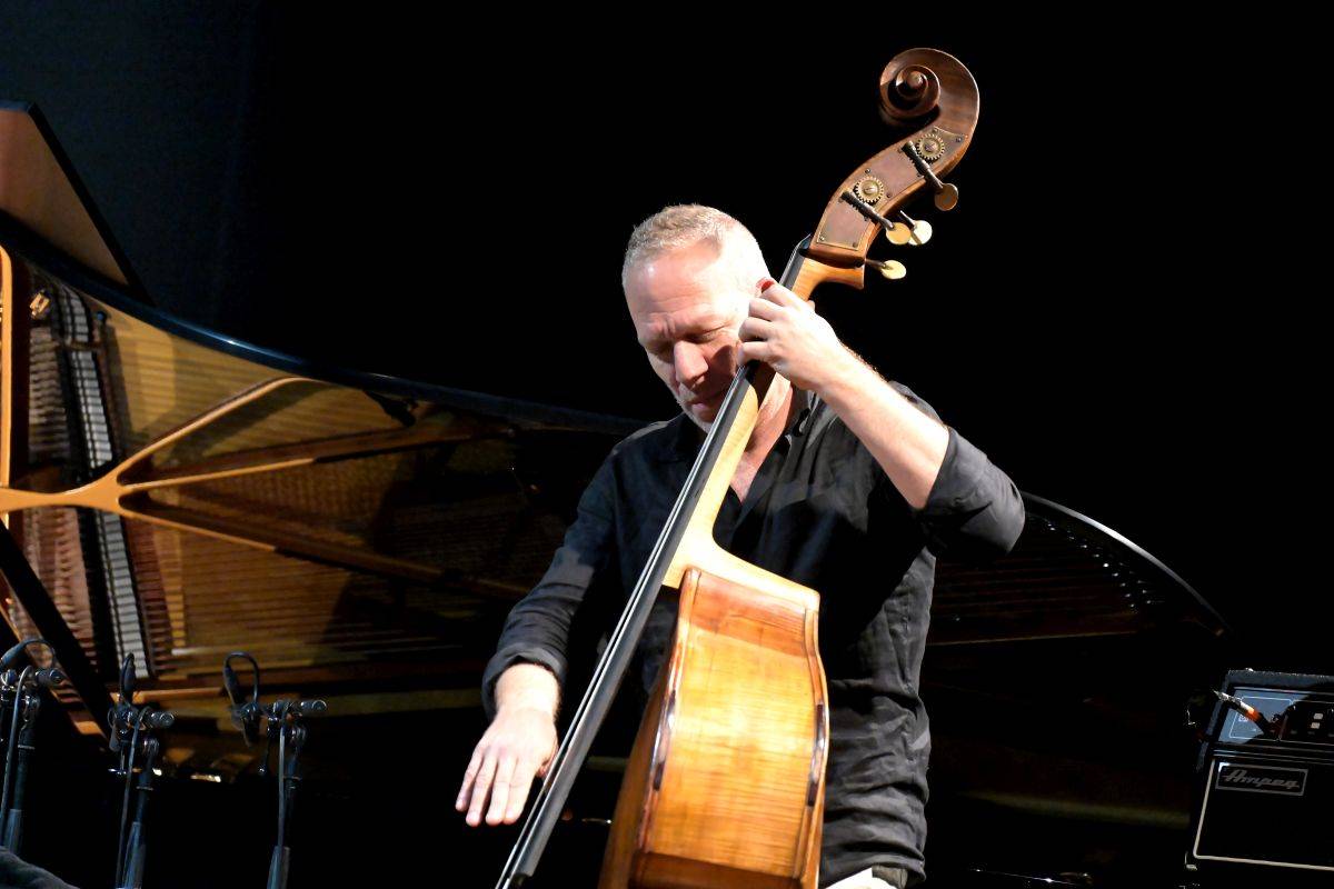 Přátelství, mír a harmonie. Avishai Cohen a Makoto Ozone zahráli v pražském Divadle Hybernia
