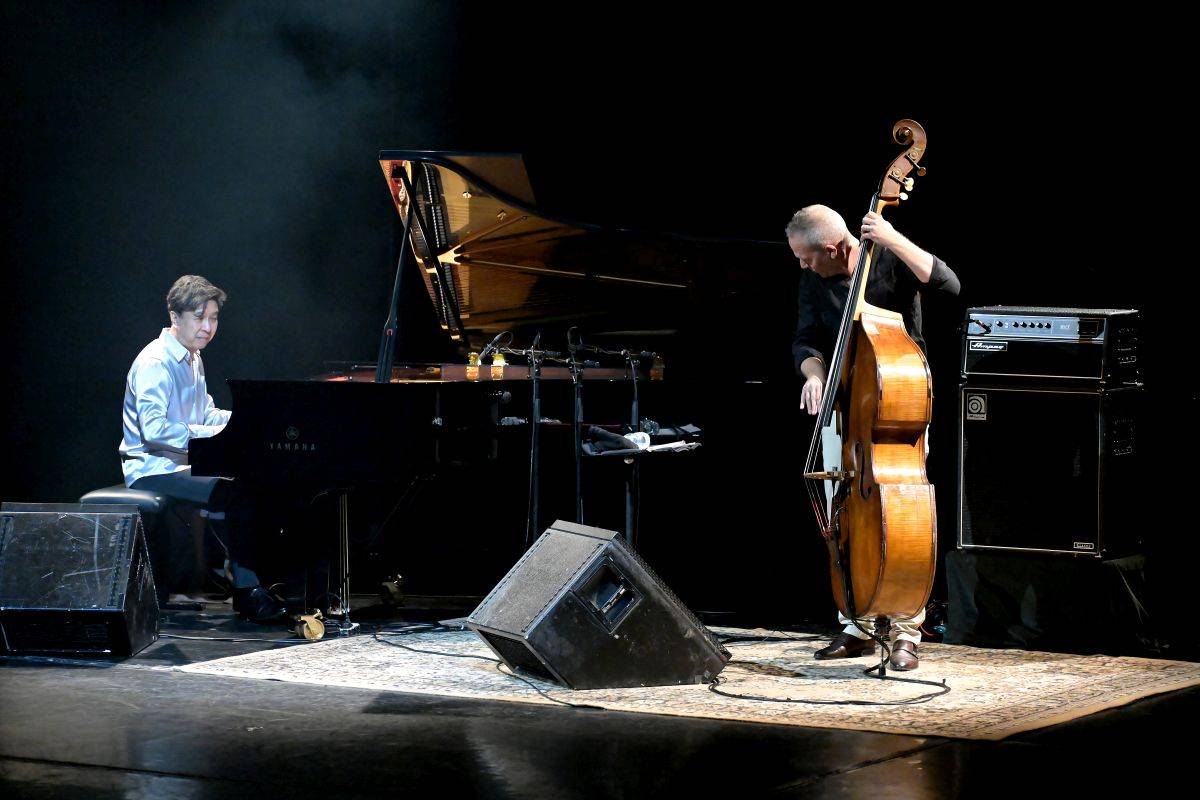 Přátelství, mír a harmonie. Avishai Cohen a Makoto Ozone zahráli v pražském Divadle Hybernia