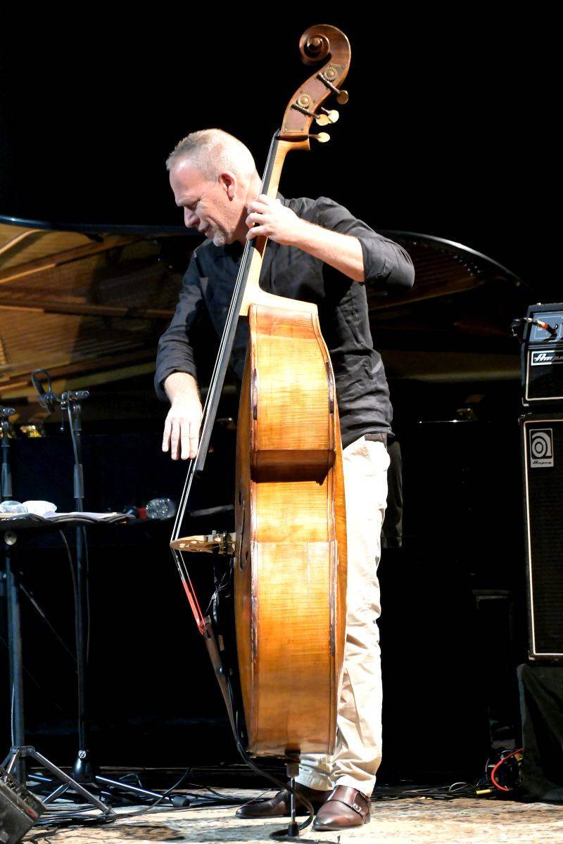 Přátelství, mír a harmonie. Avishai Cohen a Makoto Ozone zahráli v pražském Divadle Hybernia