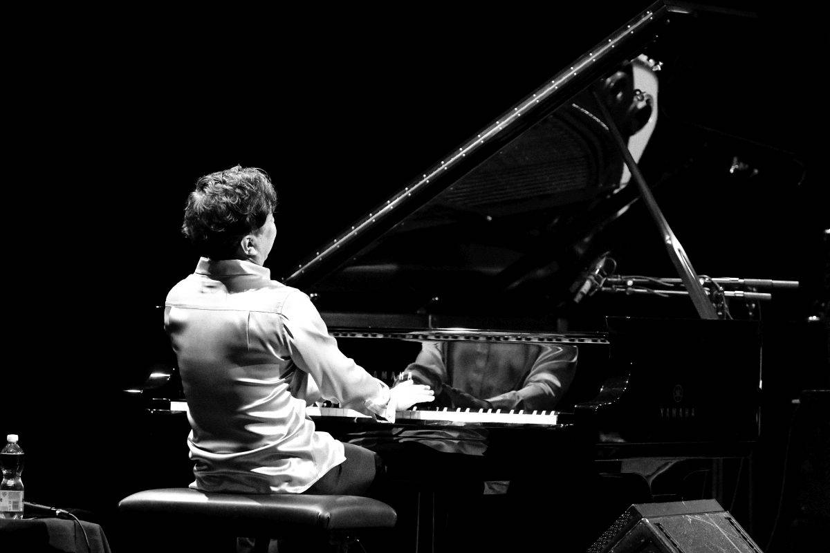 Přátelství, mír a harmonie. Avishai Cohen a Makoto Ozone zahráli v pražském Divadle Hybernia