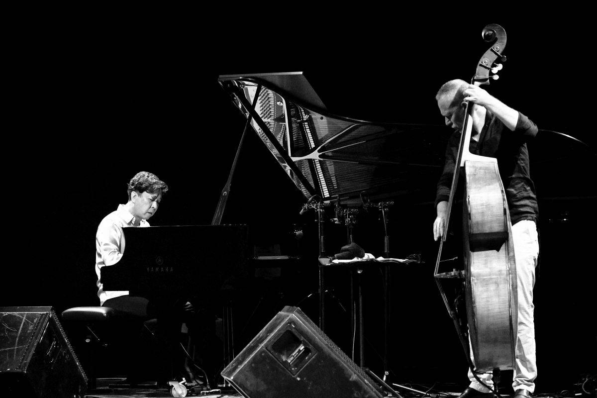 Přátelství, mír a harmonie. Avishai Cohen a Makoto Ozone zahráli v pražském Divadle Hybernia