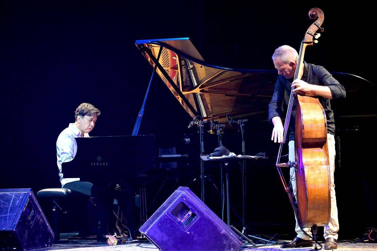 Přátelství, mír a harmonie. Avishai Cohen a Makoto Ozone zahráli v pražském Divadle Hybernia