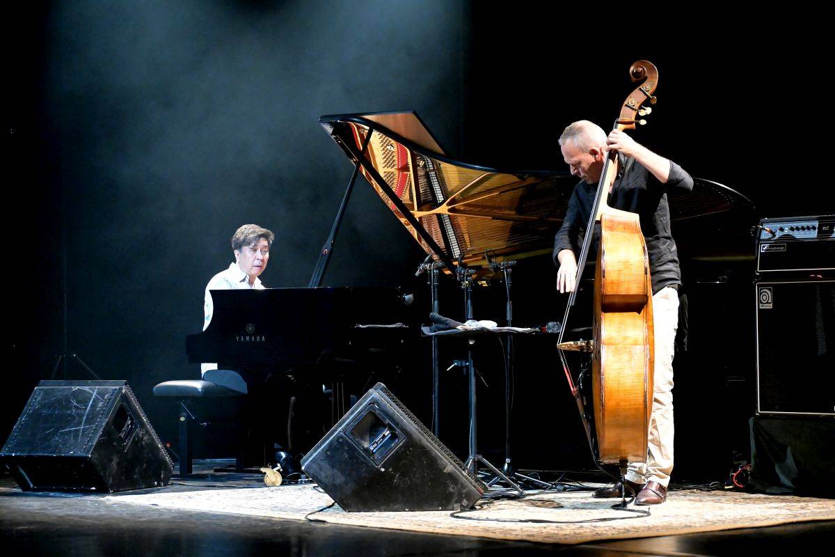 Přátelství, mír a harmonie. Avishai Cohen a Makoto Ozone zahráli v pražském Divadle Hybernia