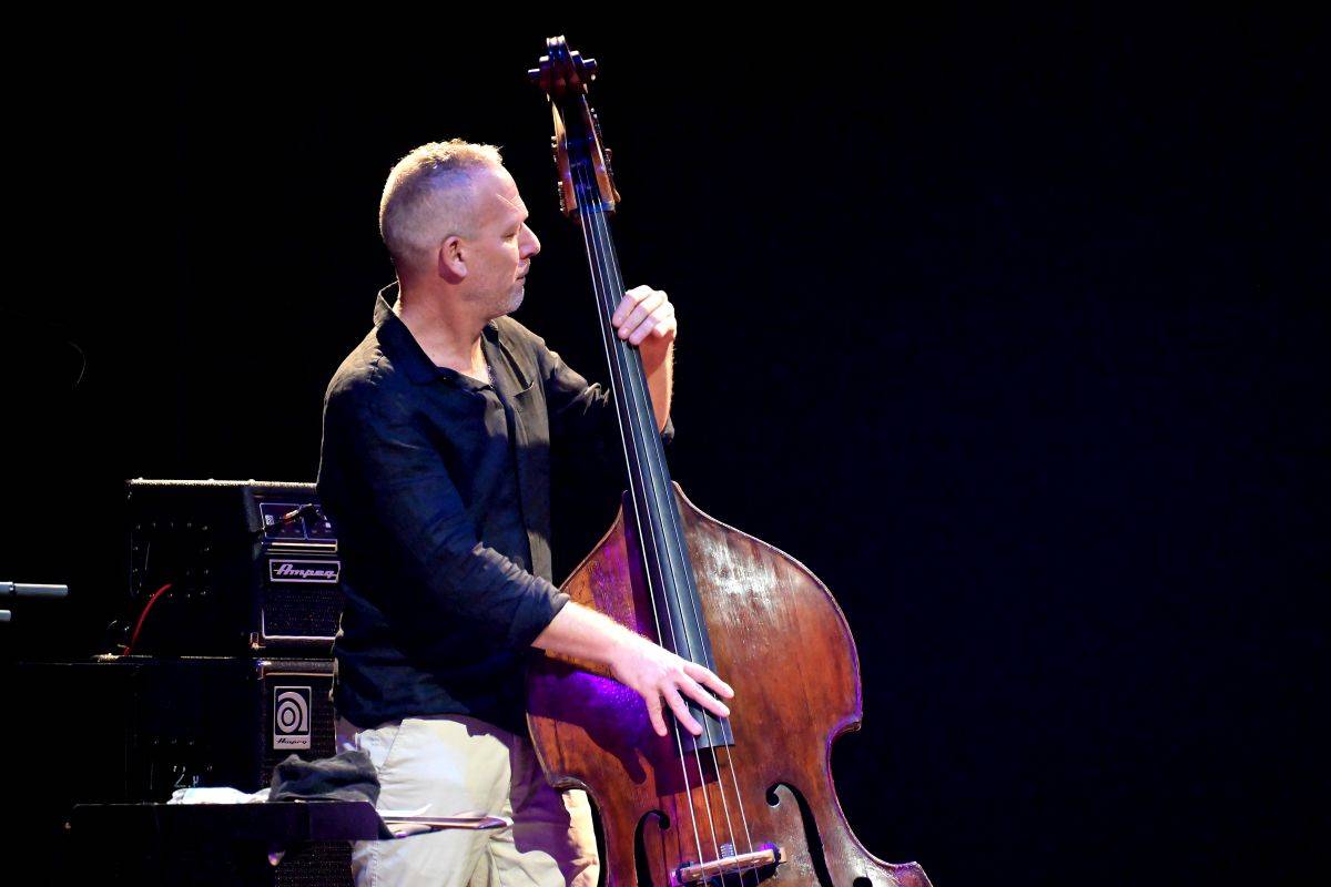 Přátelství, mír a harmonie. Avishai Cohen a Makoto Ozone zahráli v pražském Divadle Hybernia