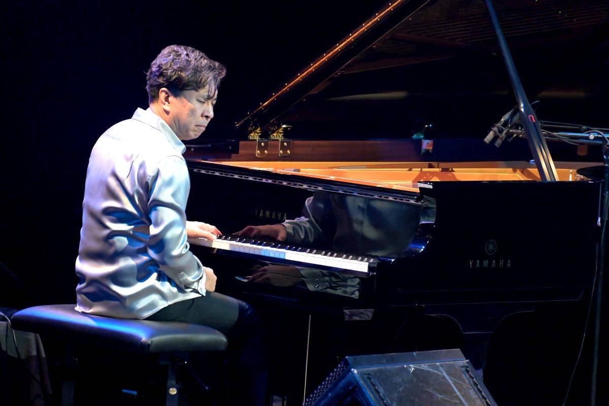 Přátelství, mír a harmonie. Avishai Cohen a Makoto Ozone zahráli v pražském Divadle Hybernia