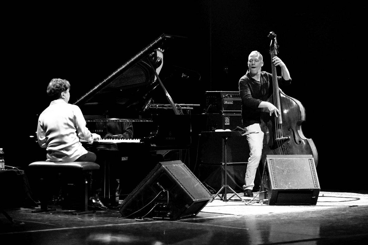 Přátelství, mír a harmonie. Avishai Cohen a Makoto Ozone zahráli v pražském Divadle Hybernia