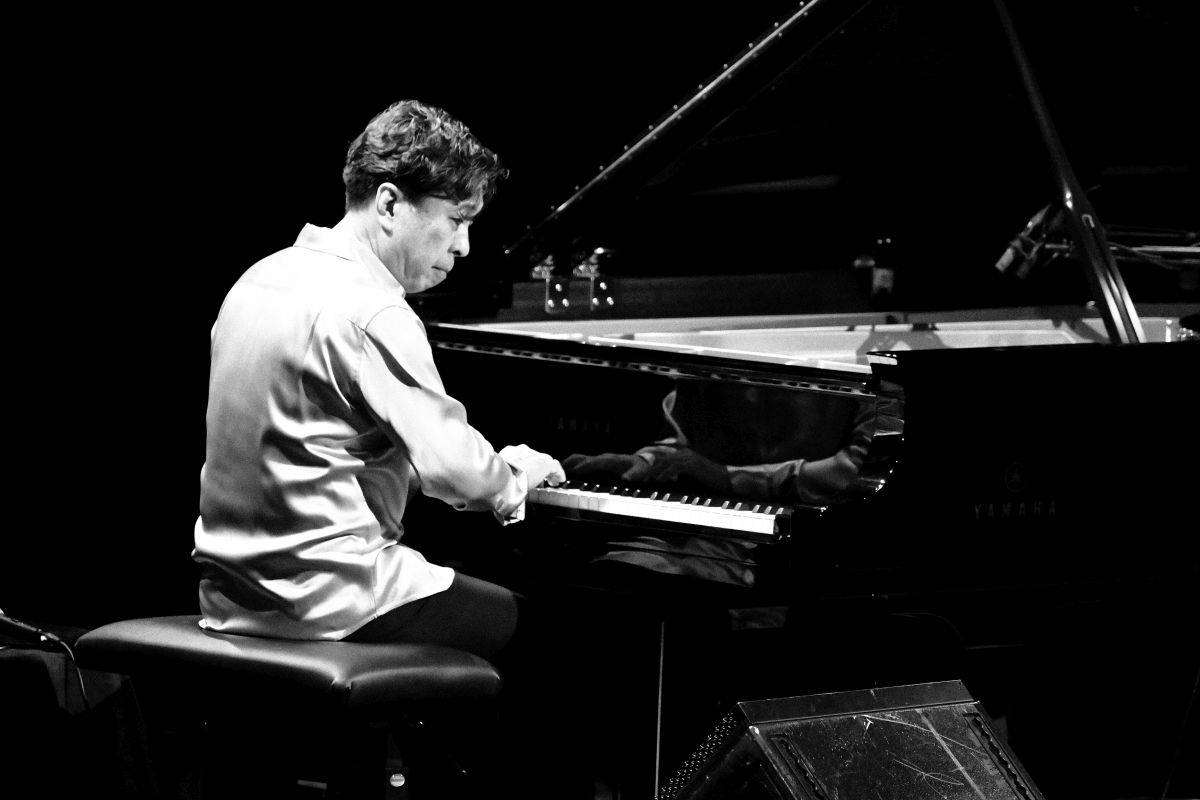 Přátelství, mír a harmonie. Avishai Cohen a Makoto Ozone zahráli v pražském Divadle Hybernia