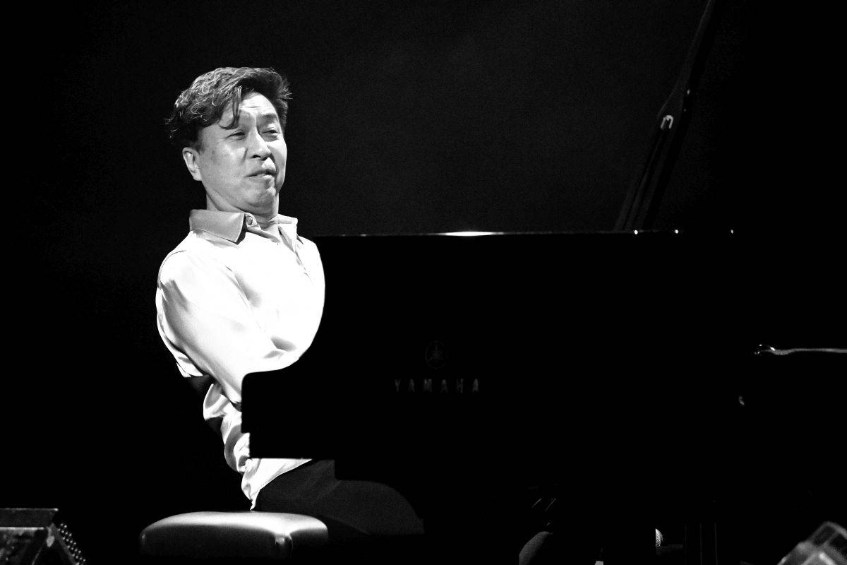 Přátelství, mír a harmonie. Avishai Cohen a Makoto Ozone zahráli v pražském Divadle Hybernia