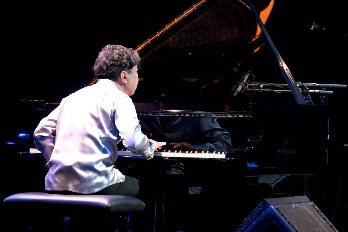 Přátelství, mír a harmonie. Avishai Cohen a Makoto Ozone zahráli v pražském Divadle Hybernia