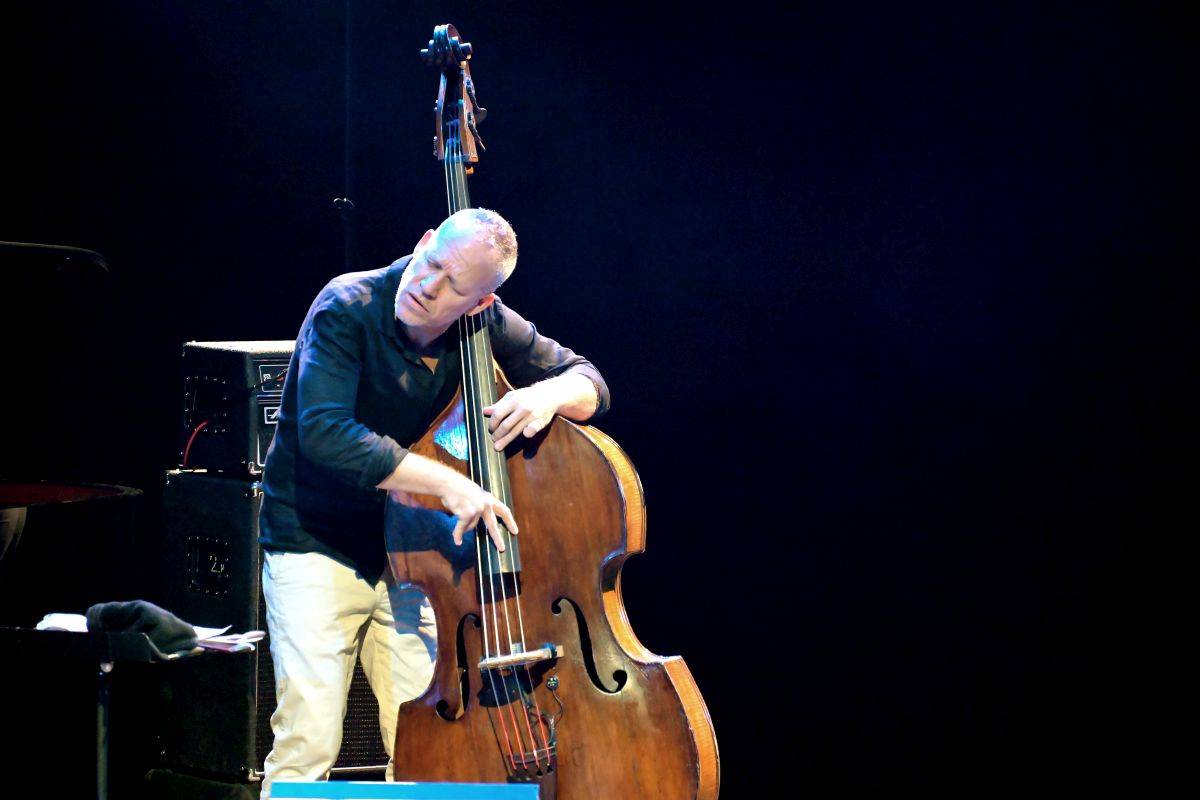 Přátelství, mír a harmonie. Avishai Cohen a Makoto Ozone zahráli v pražském Divadle Hybernia