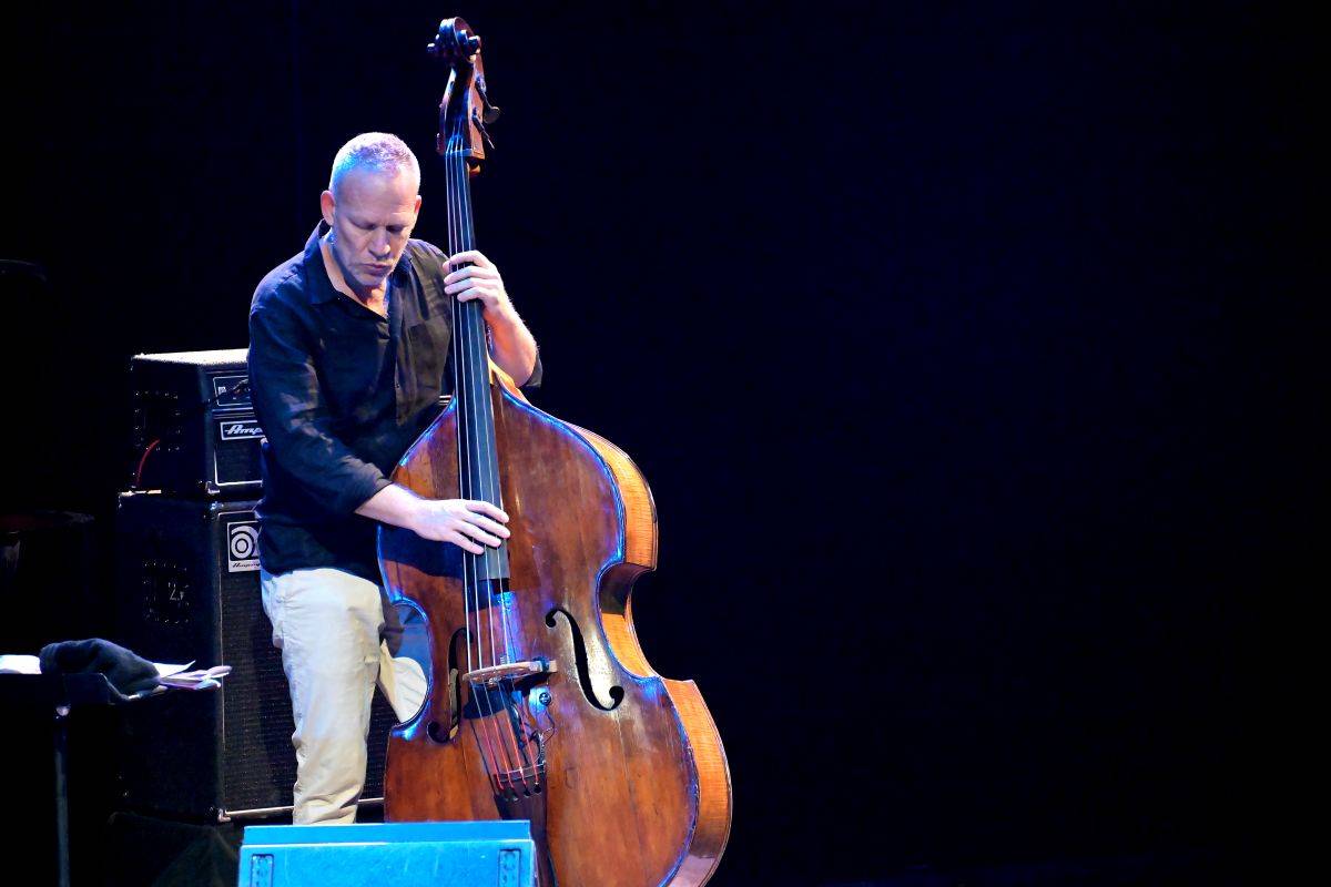 Přátelství, mír a harmonie. Avishai Cohen a Makoto Ozone zahráli v pražském Divadle Hybernia