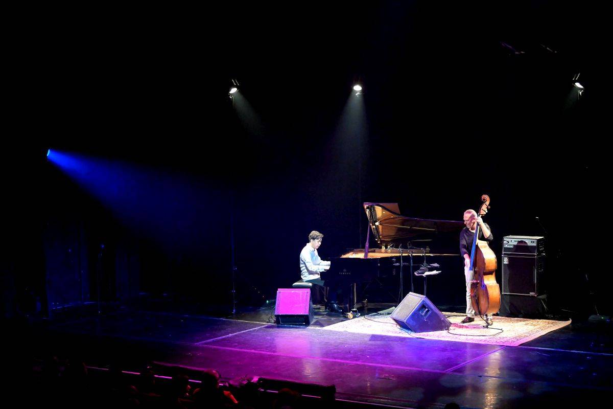 Přátelství, mír a harmonie. Avishai Cohen a Makoto Ozone zahráli v pražském Divadle Hybernia