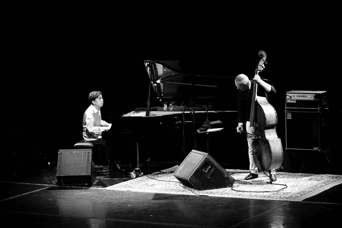 Přátelství, mír a harmonie. Avishai Cohen a Makoto Ozone zahráli v pražském Divadle Hybernia