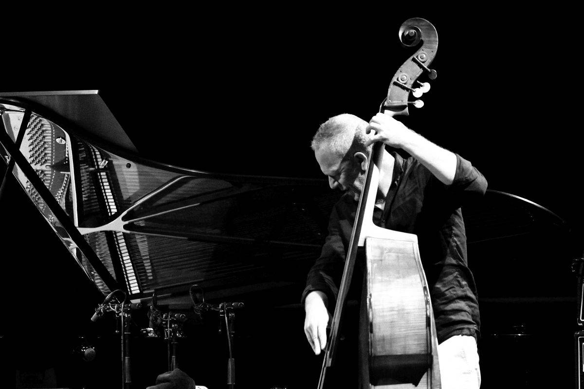 Přátelství, mír a harmonie. Avishai Cohen a Makoto Ozone zahráli v pražském Divadle Hybernia
