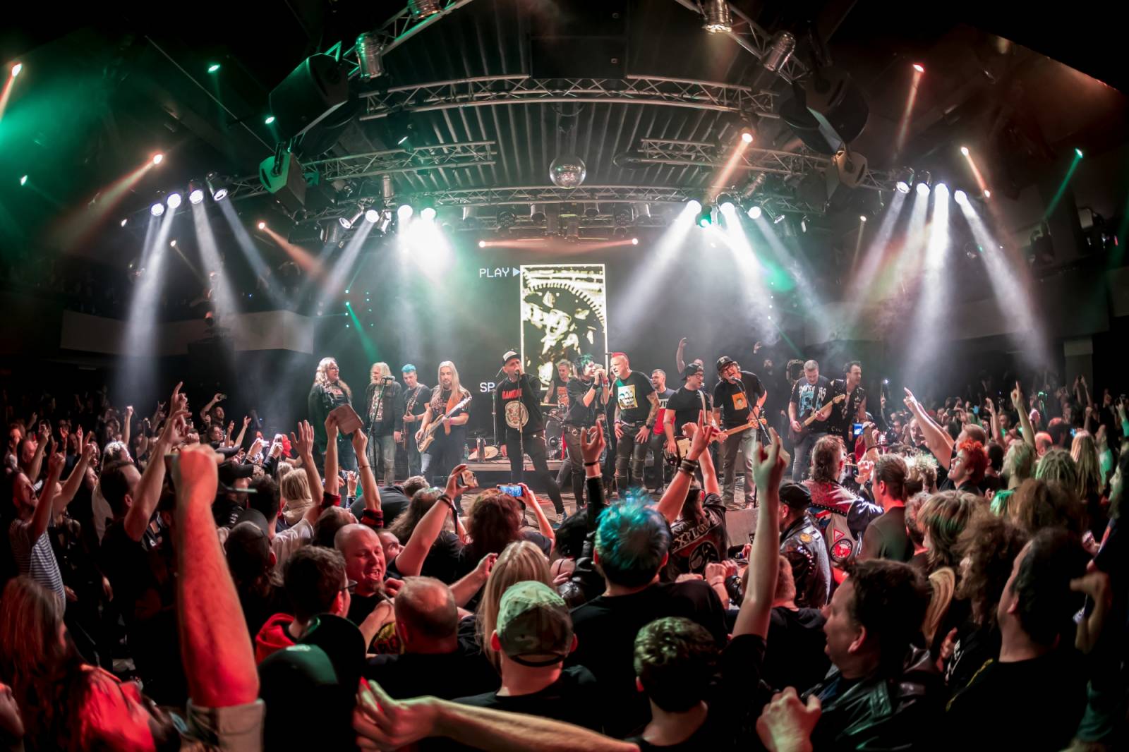 Prahou znovu zněly hity Plexis. Kapela slavila čtyřicátiny a uctila památku Petra Hoška