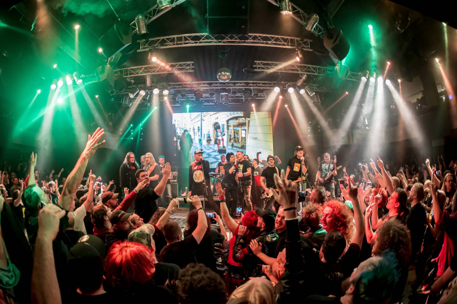 Prahou znovu zněly hity Plexis. Kapela slavila čtyřicátiny a uctila památku Petra Hoška