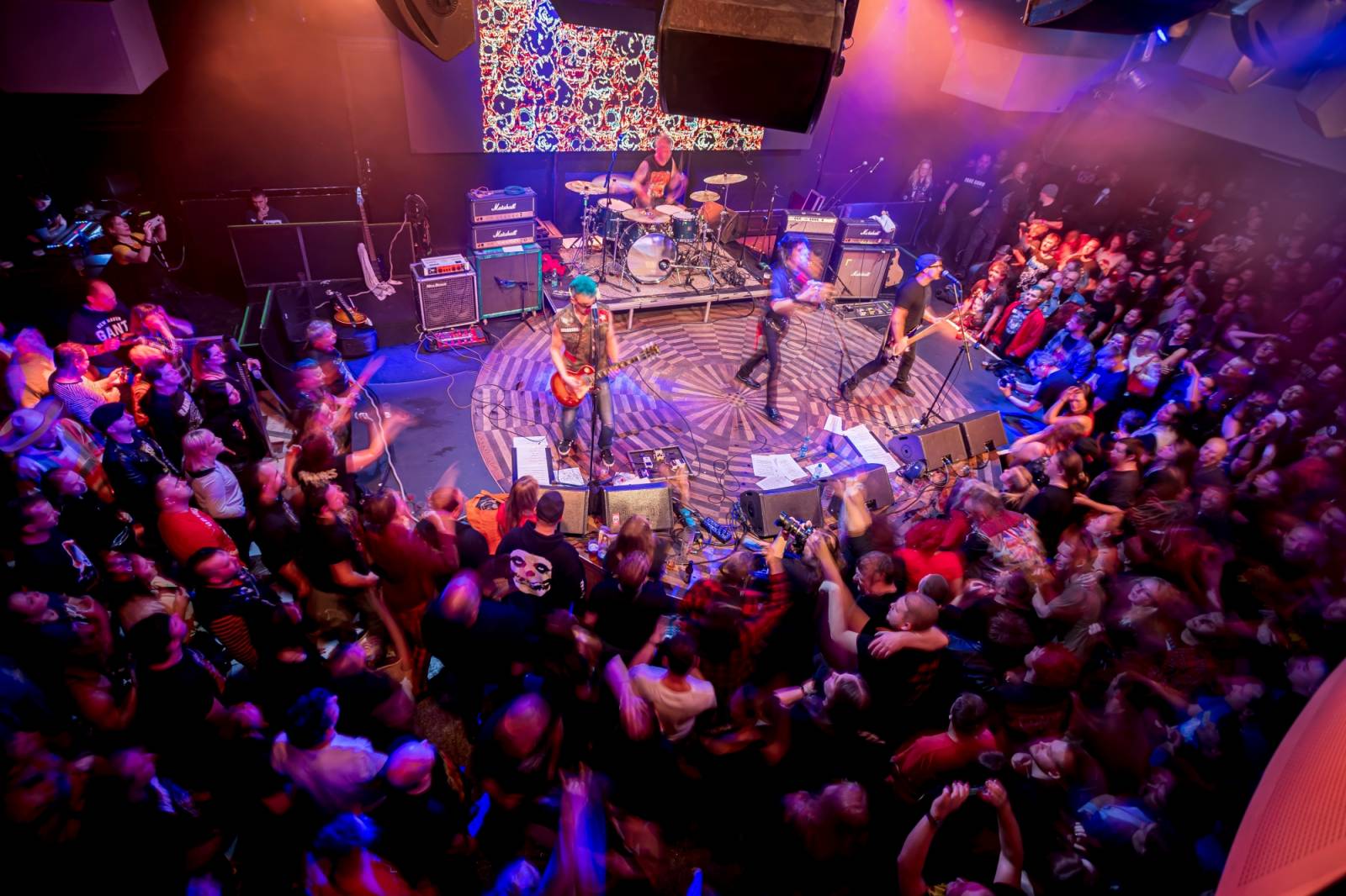 Prahou znovu zněly hity Plexis. Kapela slavila čtyřicátiny a uctila památku Petra Hoška