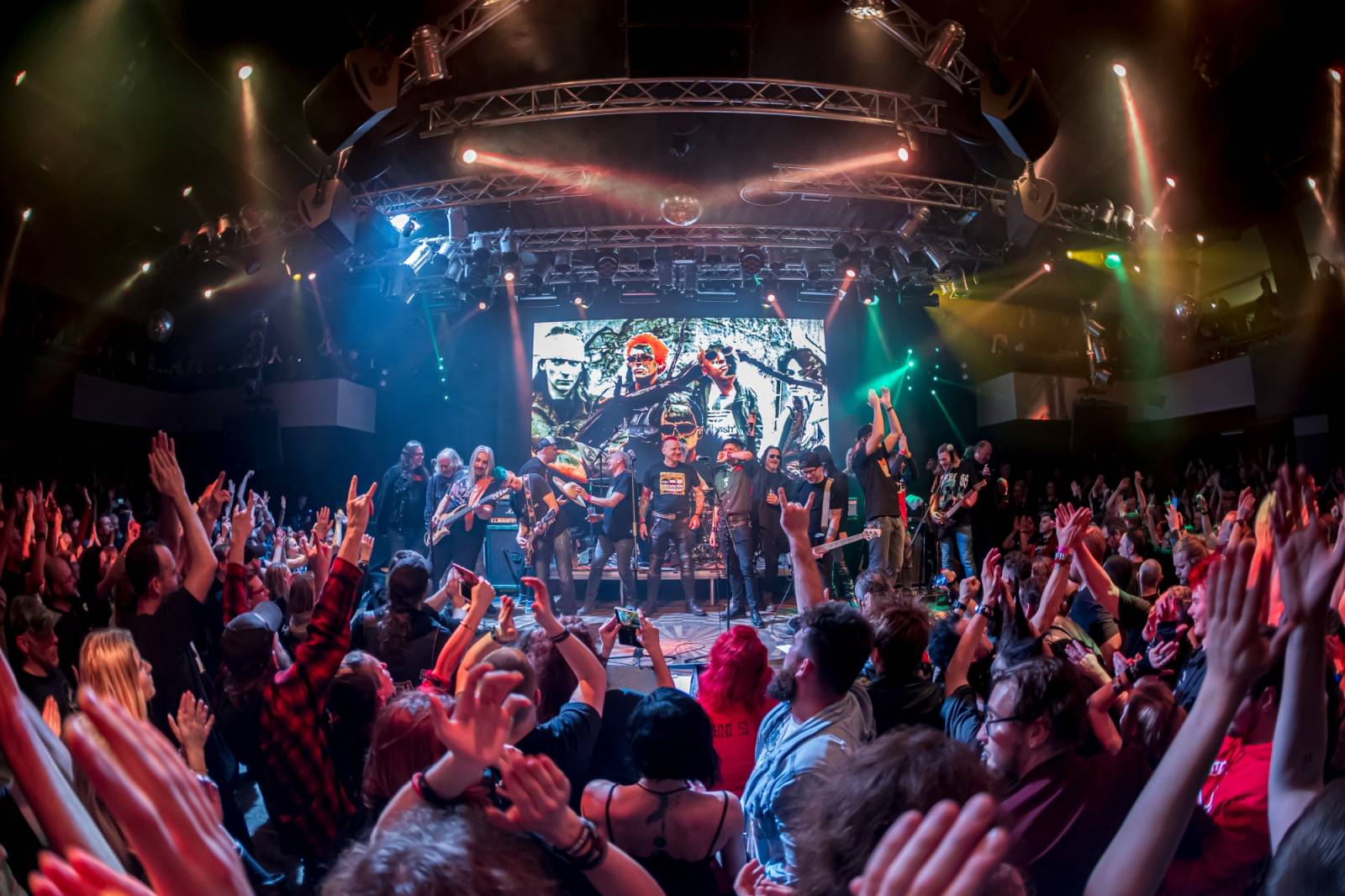 Prahou znovu zněly hity Plexis. Kapela slavila čtyřicátiny a uctila památku Petra Hoška