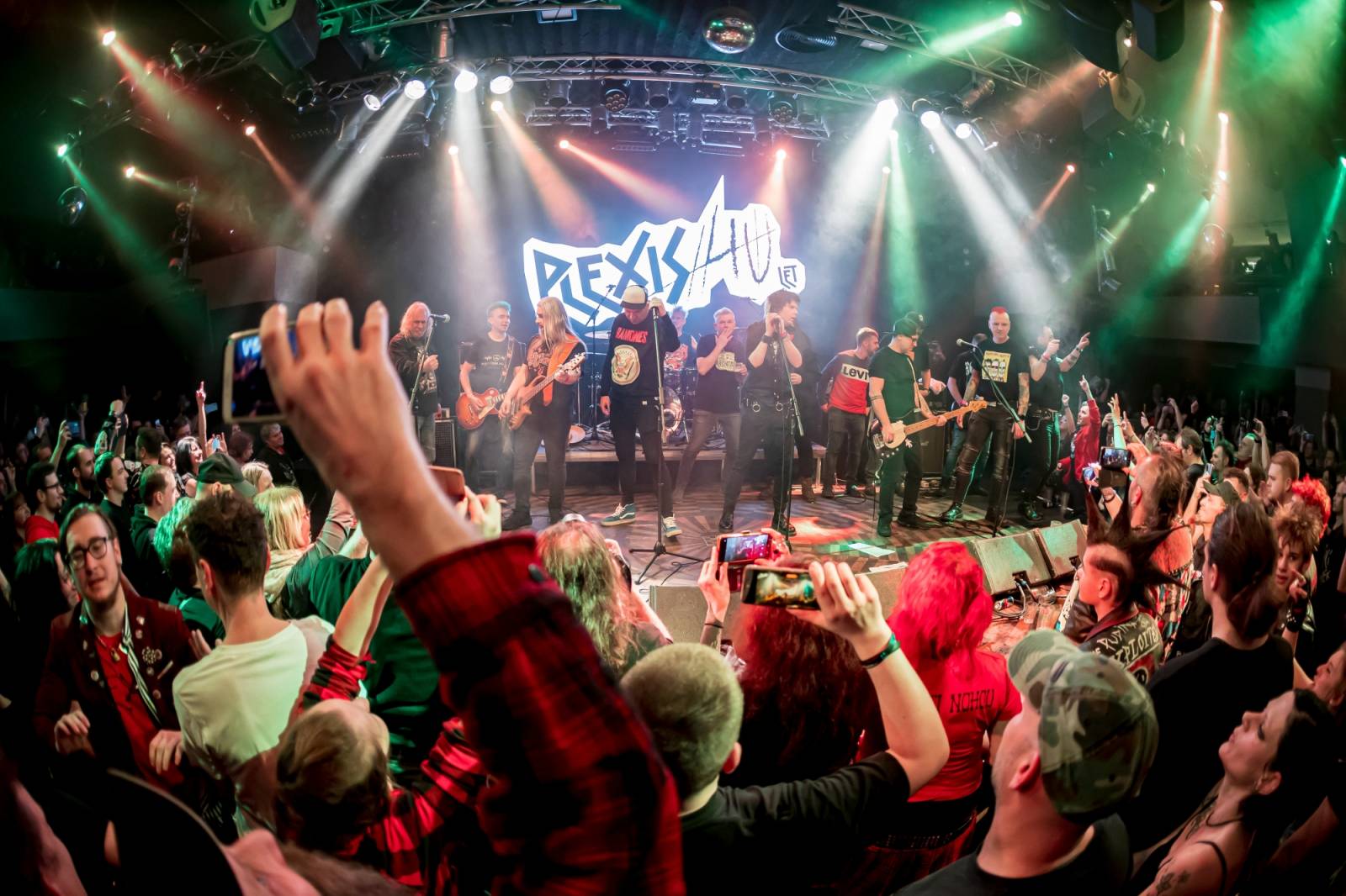 Prahou znovu zněly hity Plexis. Kapela slavila čtyřicátiny a uctila památku Petra Hoška