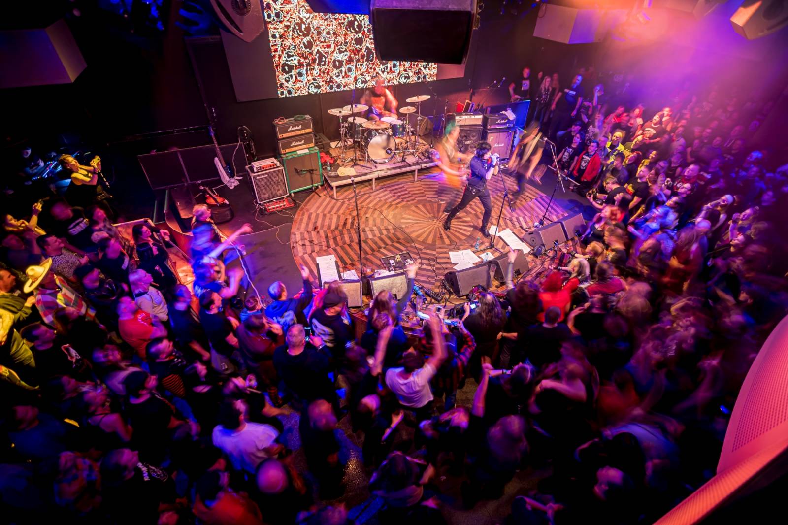 Prahou znovu zněly hity Plexis. Kapela slavila čtyřicátiny a uctila památku Petra Hoška