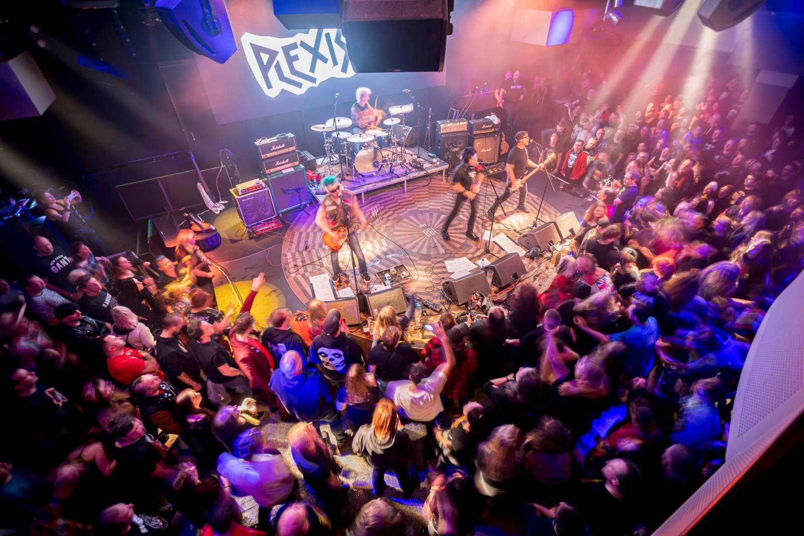 Prahou znovu zněly hity Plexis. Kapela slavila čtyřicátiny a uctila památku Petra Hoška