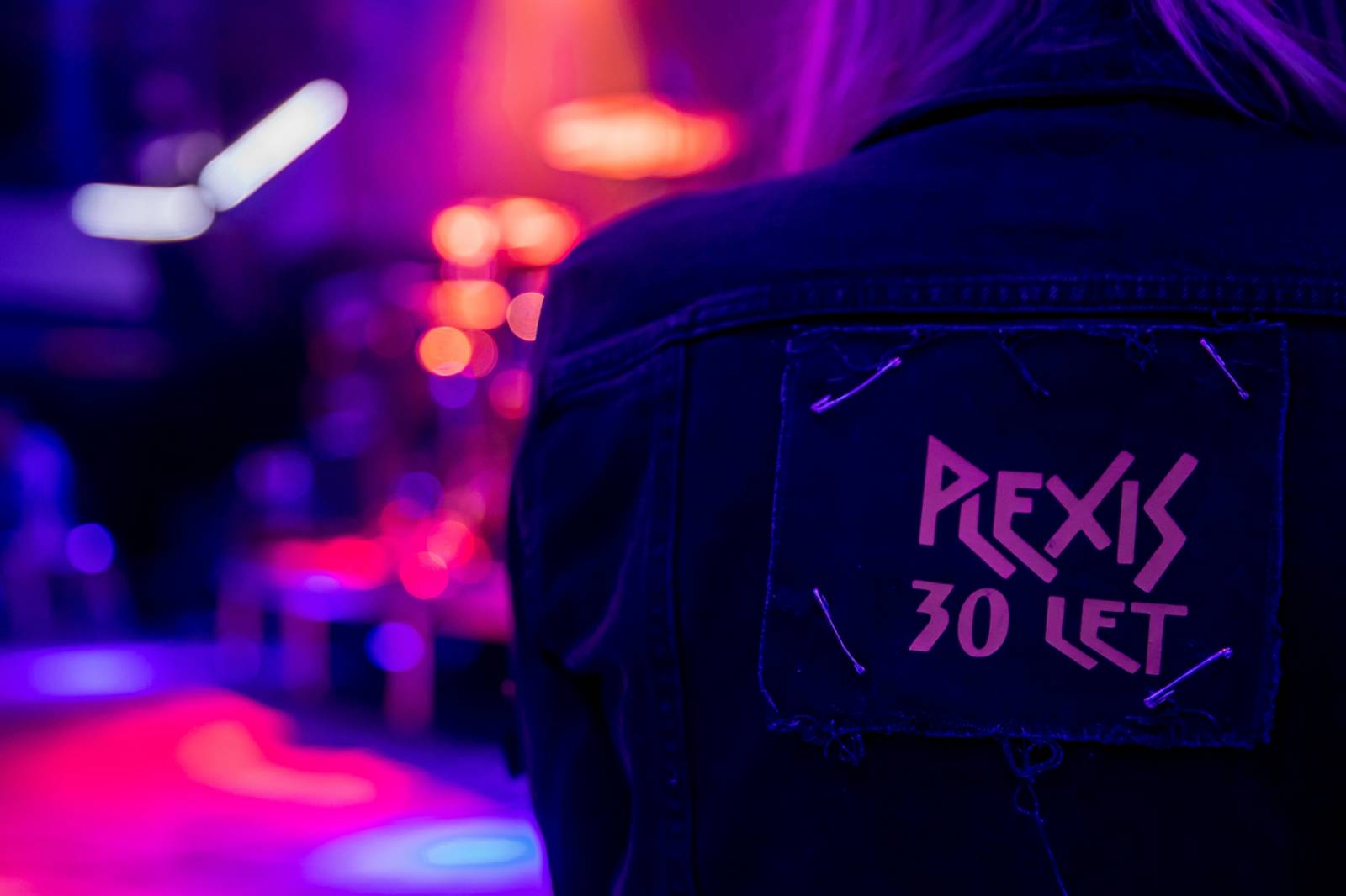 Prahou znovu zněly hity Plexis. Kapela slavila čtyřicátiny a uctila památku Petra Hoška