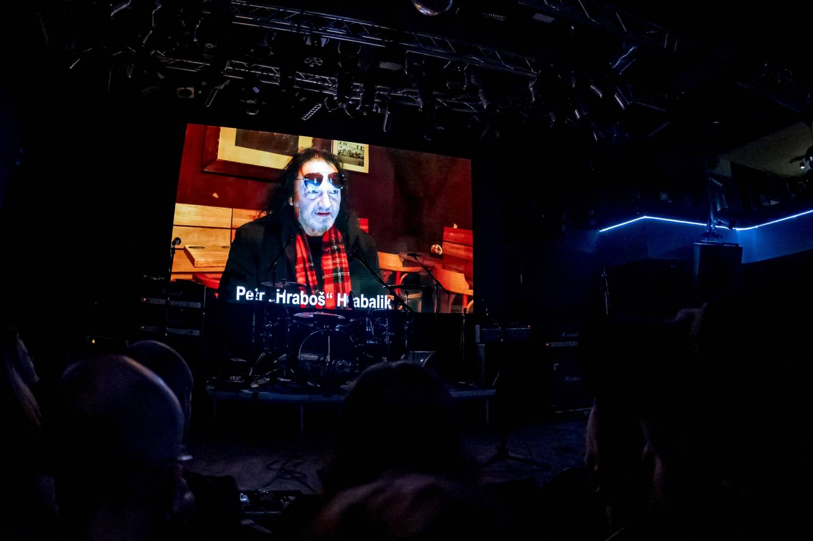 Prahou znovu zněly hity Plexis. Kapela slavila čtyřicátiny a uctila památku Petra Hoška