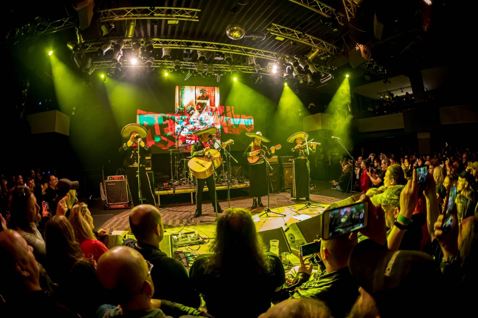 Prahou znovu zněly hity Plexis. Kapela slavila čtyřicátiny a uctila památku Petra Hoška