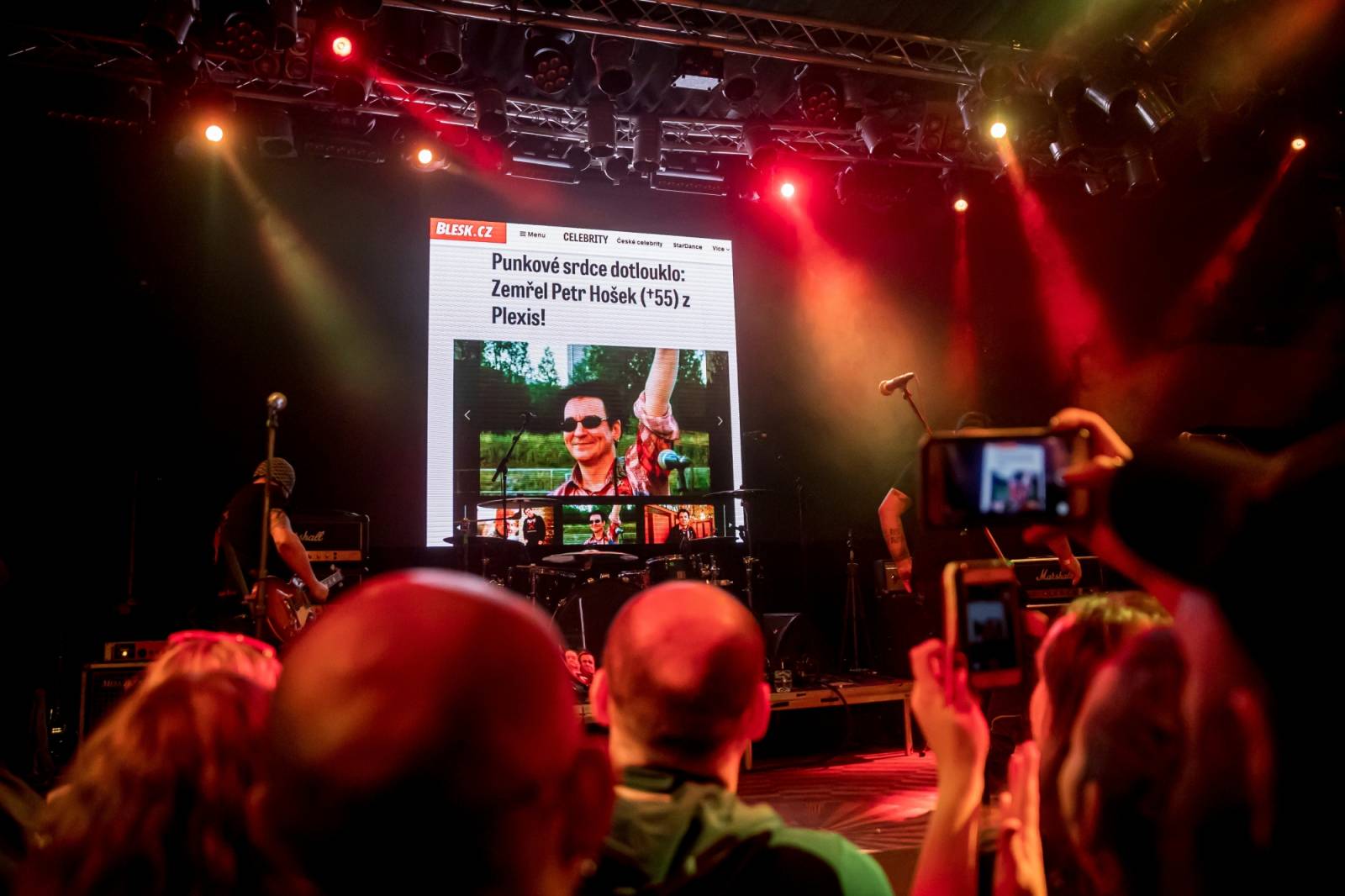 Prahou znovu zněly hity Plexis. Kapela slavila čtyřicátiny a uctila památku Petra Hoška