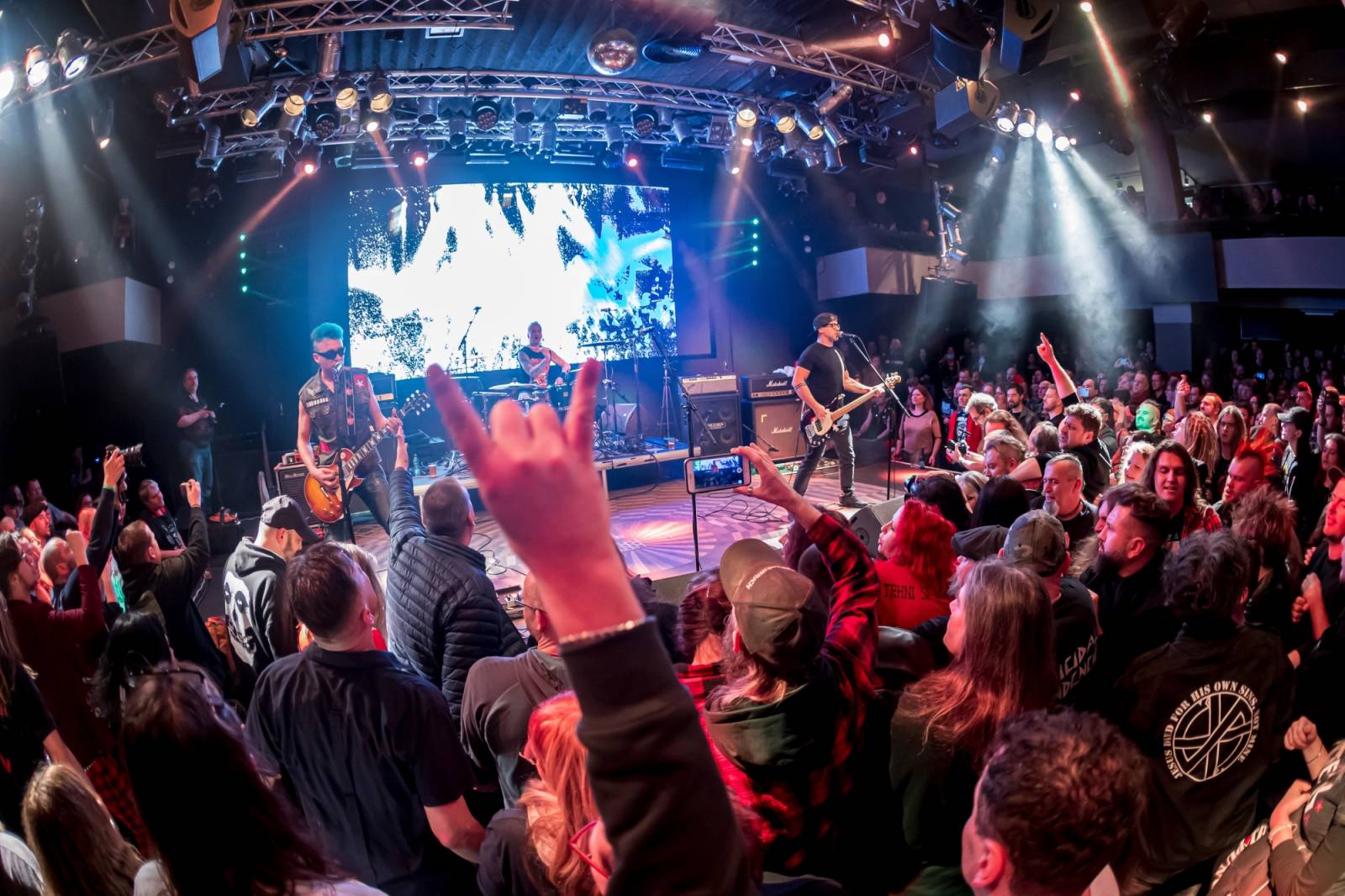 Prahou znovu zněly hity Plexis. Kapela slavila čtyřicátiny a uctila památku Petra Hoška