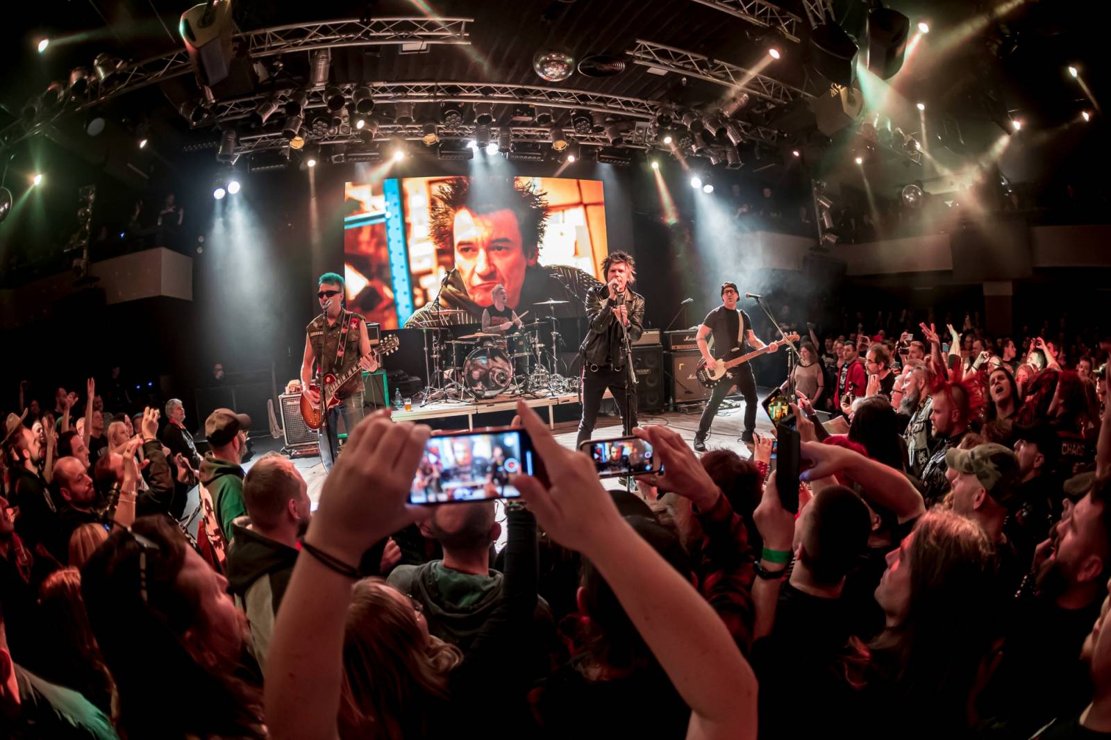 Prahou znovu zněly hity Plexis. Kapela slavila čtyřicátiny a uctila památku Petra Hoška