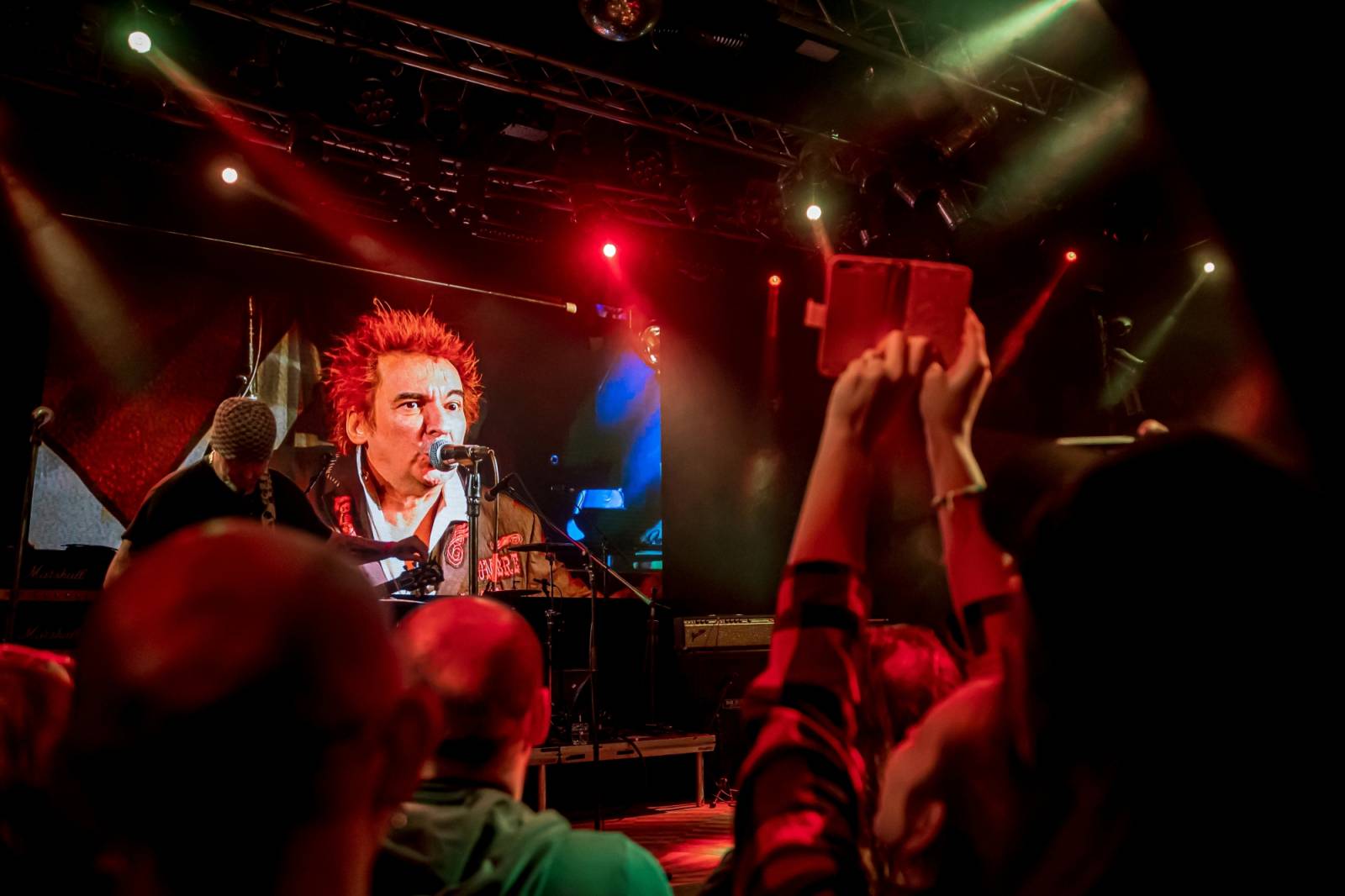 Prahou znovu zněly hity Plexis. Kapela slavila čtyřicátiny a uctila památku Petra Hoška