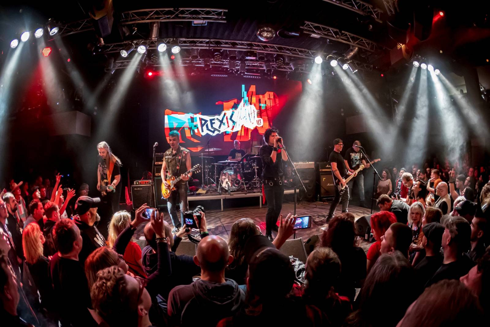 Prahou znovu zněly hity Plexis. Kapela slavila čtyřicátiny a uctila památku Petra Hoška