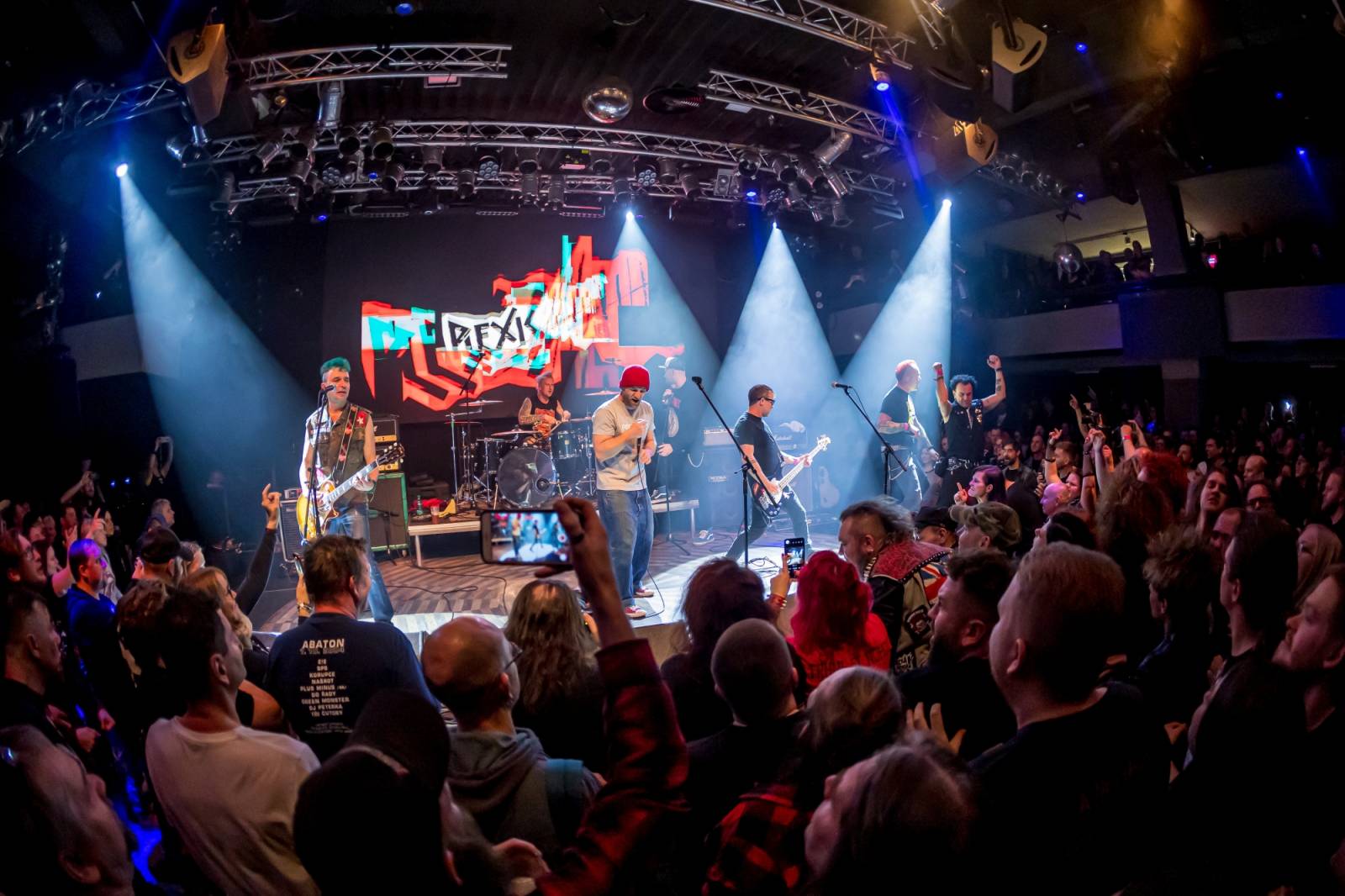 Prahou znovu zněly hity Plexis. Kapela slavila čtyřicátiny a uctila památku Petra Hoška