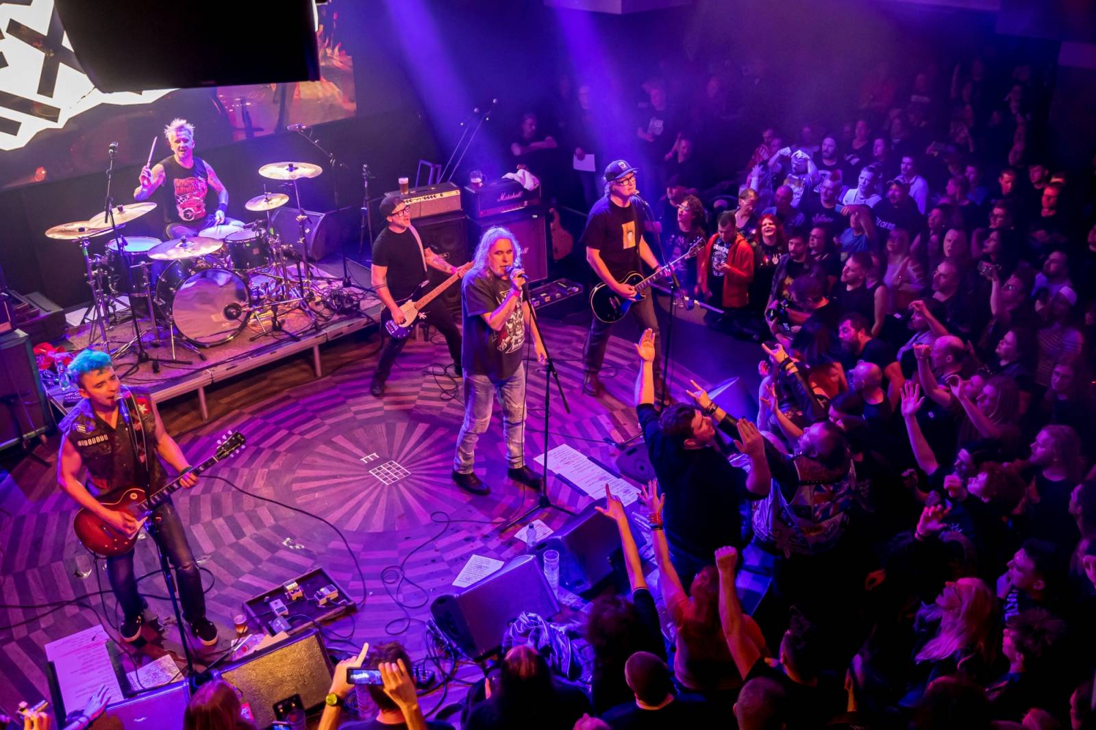 Prahou znovu zněly hity Plexis. Kapela slavila čtyřicátiny a uctila památku Petra Hoška