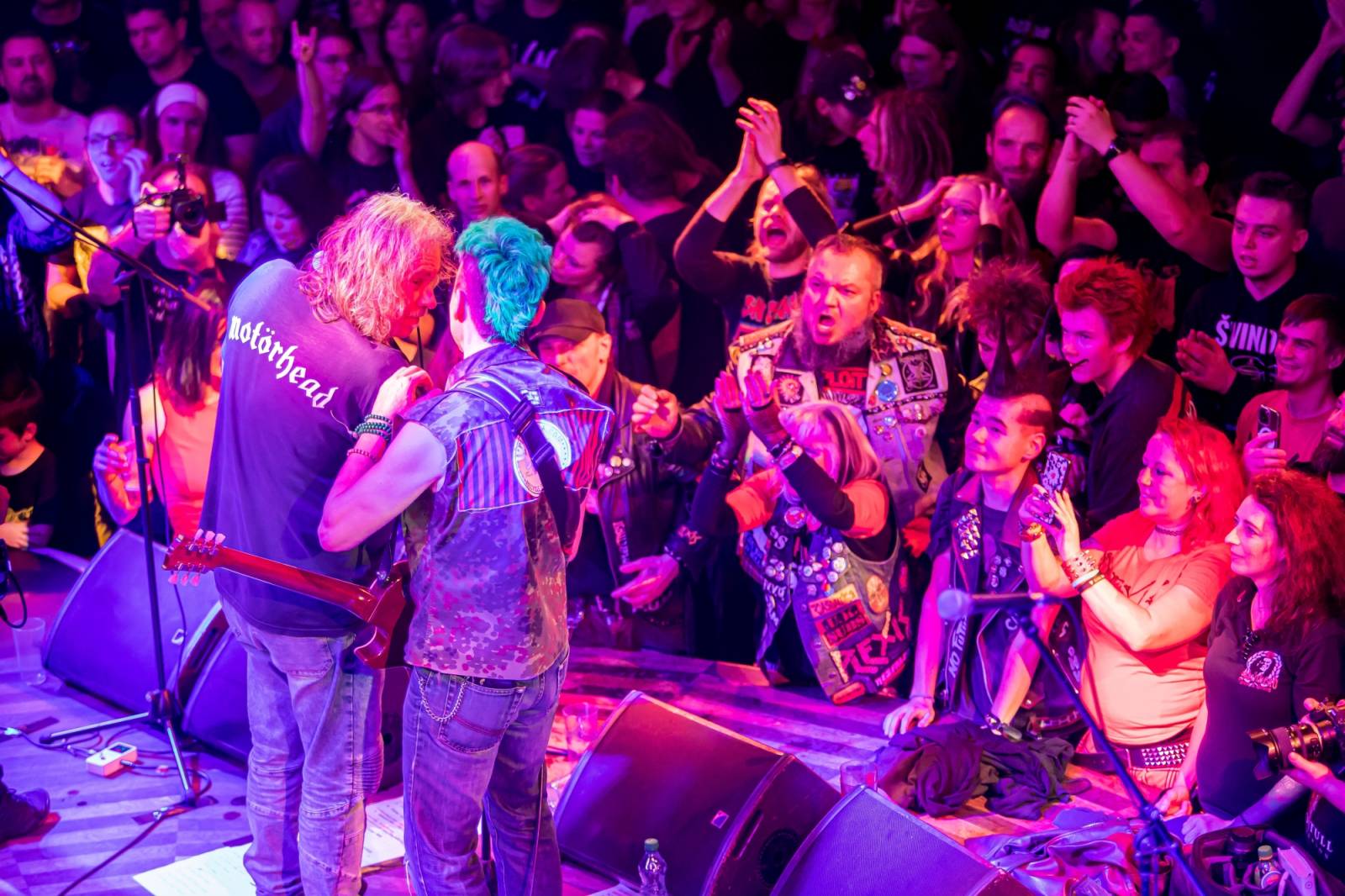 Prahou znovu zněly hity Plexis. Kapela slavila čtyřicátiny a uctila památku Petra Hoška