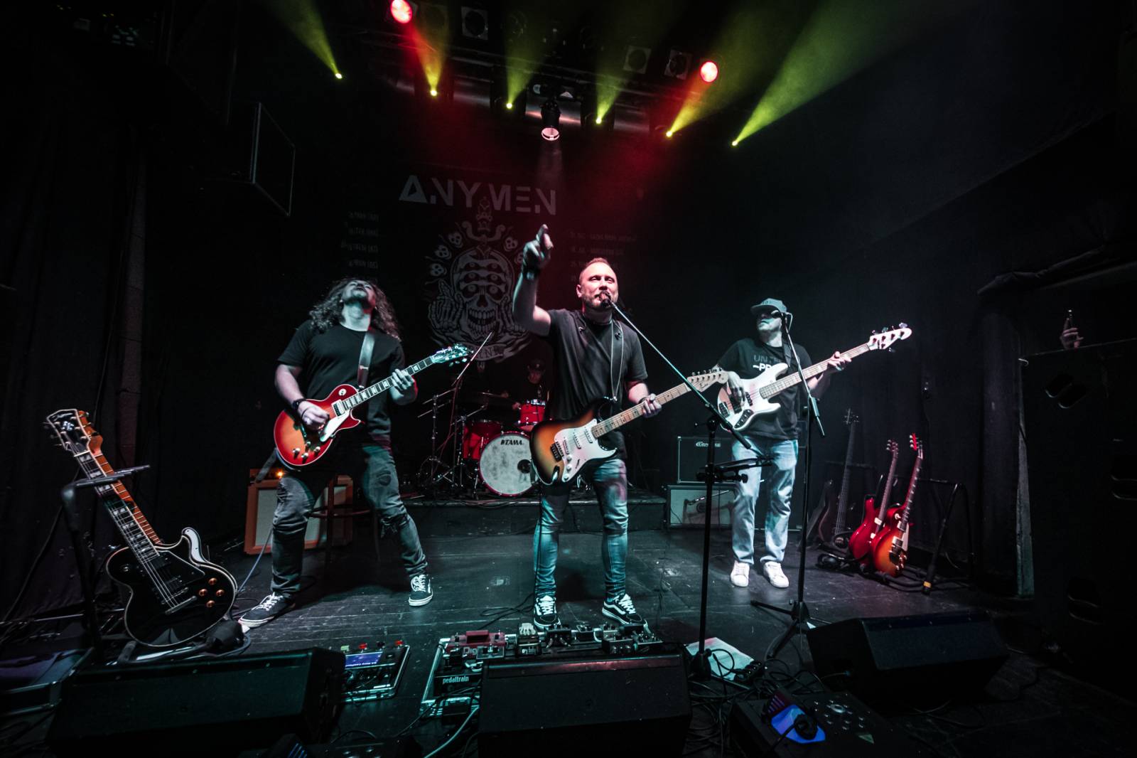 Anymen v Plzni rozsvítili Pod lampou