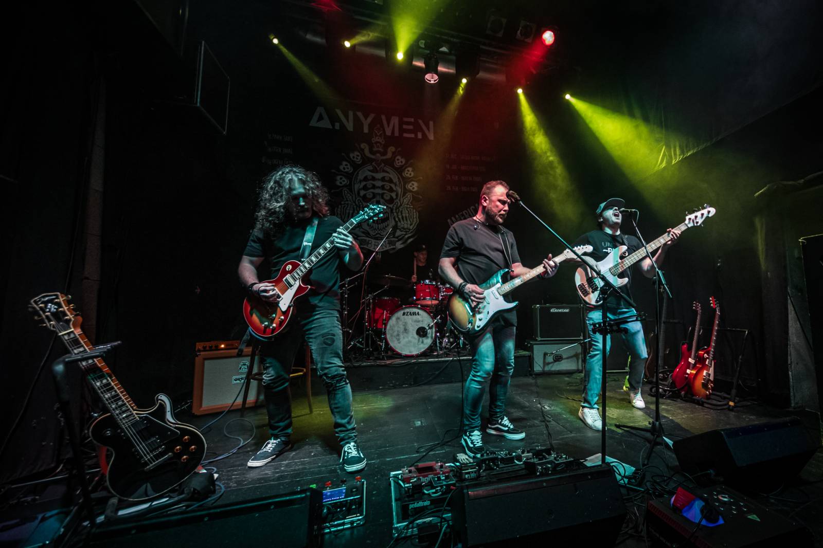 Anymen v Plzni rozsvítili Pod lampou