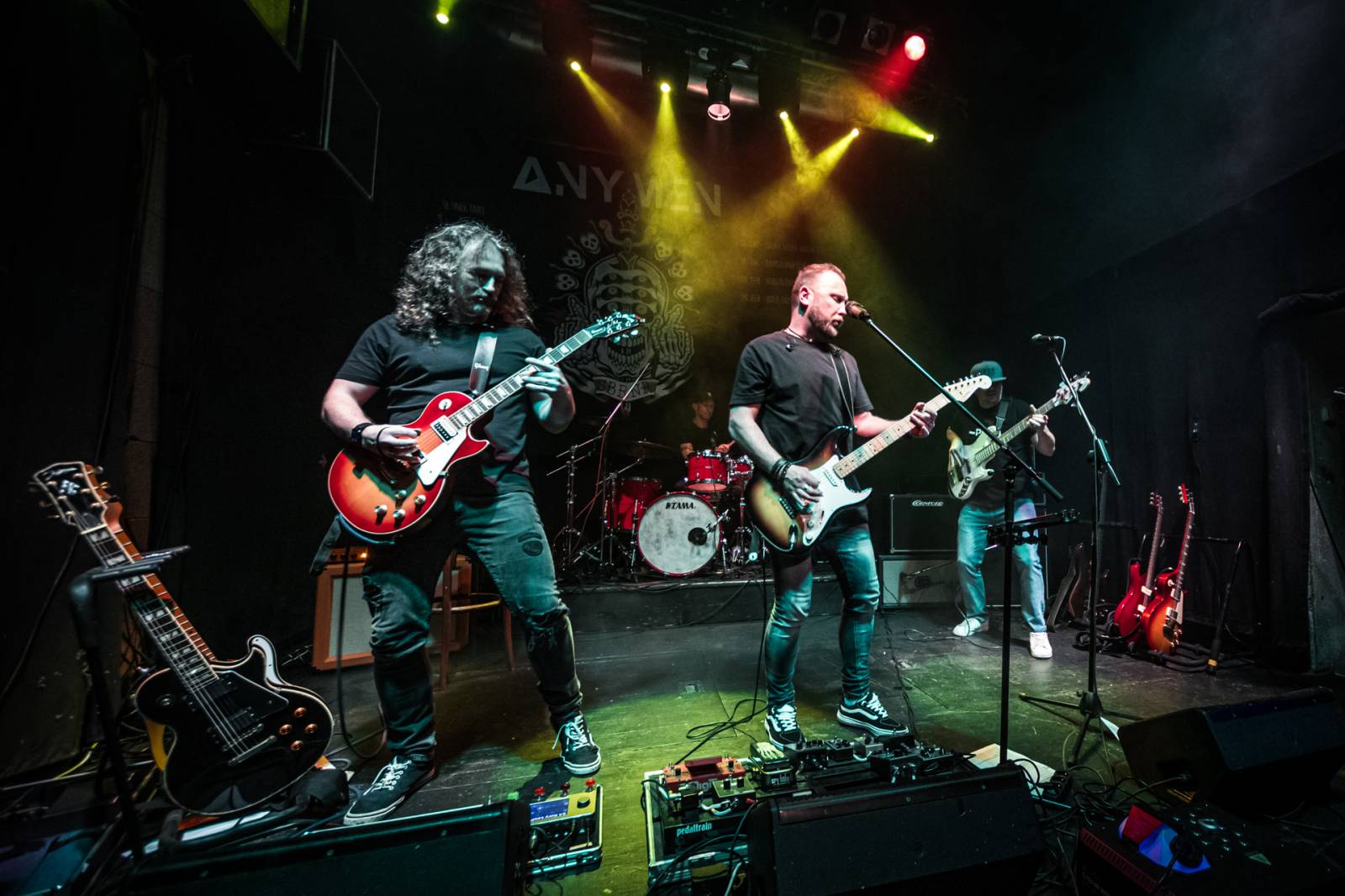 Anymen v Plzni rozsvítili Pod lampou